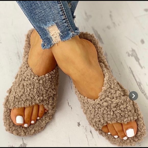 Shoes - Fluffy fur Crisscross Design Flat Sandals